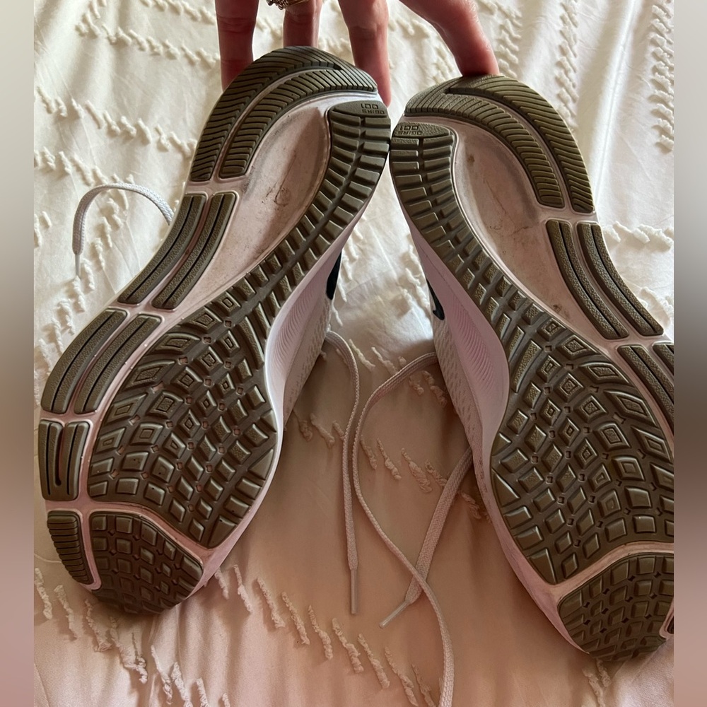 Women’s Nike Air Zoom Pegasus 37 Sneakers - Picture 5 of 10